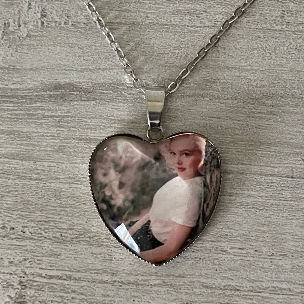 Heart-Shaped Silver Photo Pendant Necklace Marilyn Monroe - Picture 3 of 6